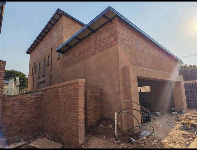 4 BEDROOM HOUSE FOR SALE IN LYNNWOOD GLEN